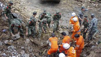 Hiện trường một vụ lở đất ở trường học Trung Quốc làm nhiều học sinh bị chôn vùi